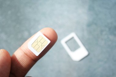 Parmakta akıllı bir telefon için sim kart ,