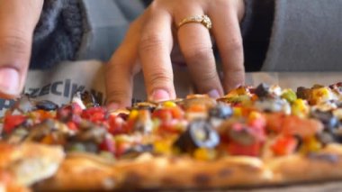 Geleneksel Türk pide yemek sığır eti ve sebze ile