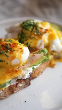 Benedict usulü jambonlu yumurta. Nefis kahvaltı.