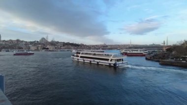 Türkiye İstanbul 18 Temmuz 2023. Boğaz 'da nakliye feribotu. Feribot yolcu taşır..