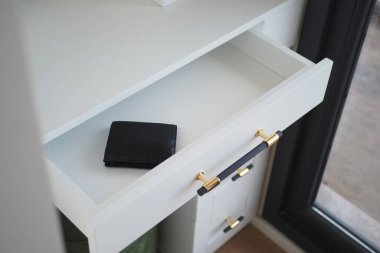 Açık çekmecede bir cüzdan. Yakın plan.