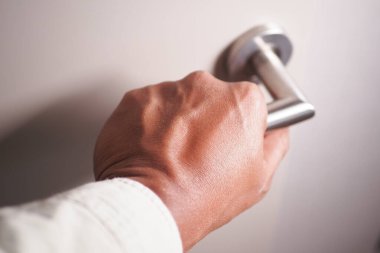 Mans Hand kapıyı kapatıyor .