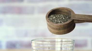 Bir kabın içindeki chia tohumunu kapat