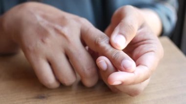  Parmak ağrısı çeken genç kadınlar ,