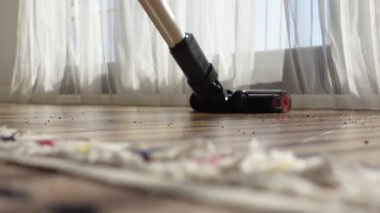 Elektrik süpürgesiyle yer tozunu temizlemek