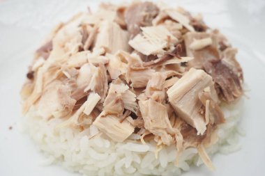 Haşlanmış tavuk, buğulanmış pirinç, pembe tabak. Yüksek kalite fotoğraf