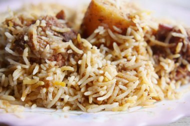  Masadaki kasede tavuk biryani yemeği