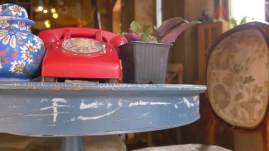 Masada kırmızı renkli Retro telefon