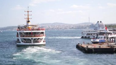 Türkiye İstanbul 18 Temmuz 2023. Boğaz 'da nakliye feribotu. Feribot yolcu taşır..