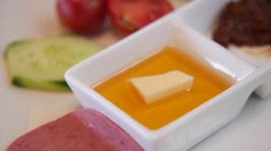 Tereyağlı ve taze sebzeli bal. Akdeniz yemeği için mükemmel.