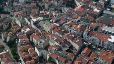 Kentsel yerleşim alanındaki yoğun çatı ve binaları gösteren hava görüntüsü