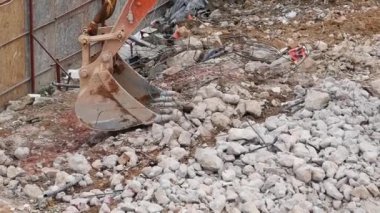 Kazı kovası ile inşaat atığı sökülüyor
