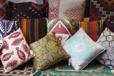 Geleneksel bir Türk Çarşısında renkli yastıklar satışa sunuldu