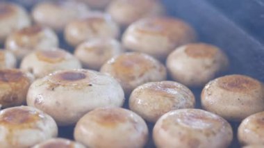 Lezzetli mantarlar mükemmel bir altın-kahverengiyle kızartılıyor, o nefis kavrulmuş özü yakalıyor..