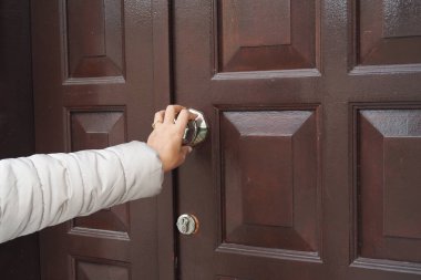 Kadınlar kapıyı çalar..