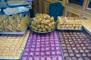 Dükkanda Türk tatlıları satılıyor. ,