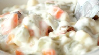 Kremalı soslu, havuçlu, bezelyeli ve kuru üzümlü lezzetli sebze salatası. Mükemmel garnitür.