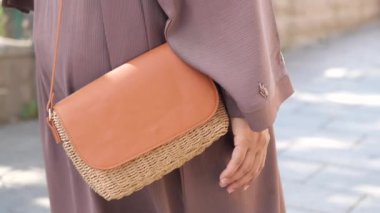  şık bir çantası olan kadınlar. .