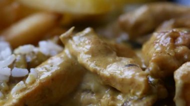 Lezzetli yakın plan tavuk parçaları, yanında beyaz pirinç ve kızarmış patates, mükemmel yemek..