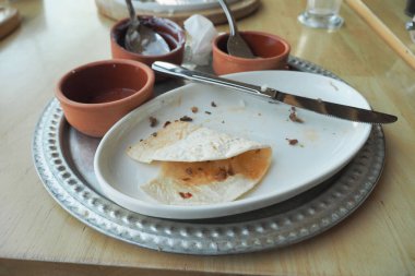 Çatallı boş bir tabak...