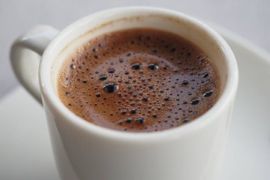 Türk kahve masada .