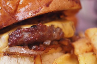 Tahtada salata ve domatesli çizburger .