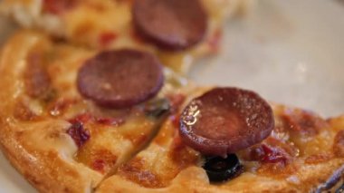 Tahta masadaki bir tabakta peynirli pizza.