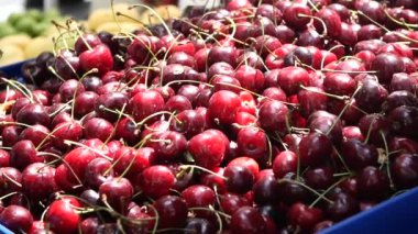 Süper markette taze kiraz satışı ,