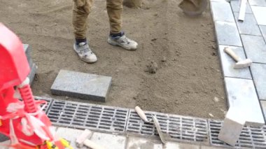 Bir insan topraktan toprak çıkarmak için kürek kullanıyor..