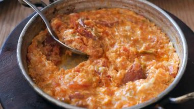 Türk Menemen omleti tavada. 