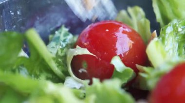 Canlı ve taze bir salata. Çilekli domatesler, taze yeşilliklerin yanında dans ediyor.