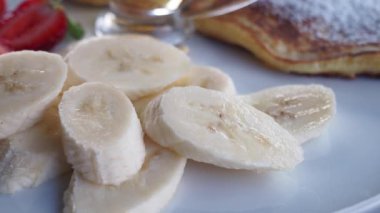 Muz ve çilekli krep. .