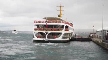 Türkiye İstanbul 18 Temmuz 2023. Boğaz 'da nakliye feribotu. Feribot yolcu taşır..