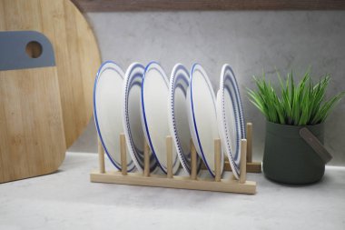 Mutfak masasında yuvarlak kase ya da seramik tabak