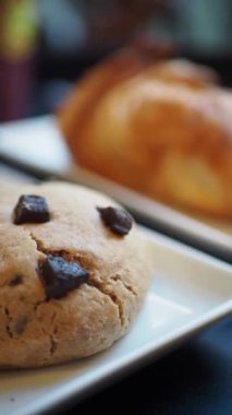 Tabaktaki çikolatalı kurabiyelerin yakın çekimi. ,