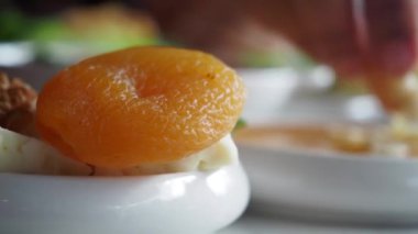 Kayısı meyvesinin masadaki yakın çekimi. .