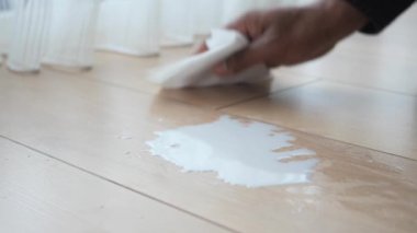 Bir adam mendille yerleri yıkıyor. .