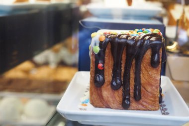 Çikolata ve çikolata serpiştirilmiş cazip bir tatlı. Hoş görü için mükemmel..