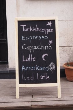 Açık havada siyah tahtada kafe menüsü .