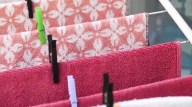  Havlular çamaşır ipinde mandallarla asılı..