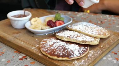 Muz ve çilekli krep. .