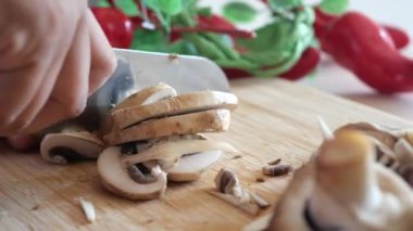 Taze şampiyon mantarını doğrama tahtasıyla kesiyorum. .