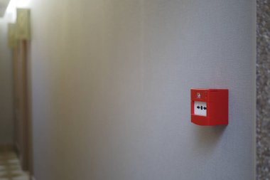 Kırmızı yangın alarm düğmesine duvar 