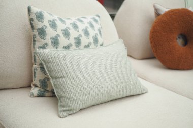 Modern oturma grubu oturma odası evde yastıklar.