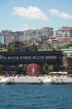 Türkiye istanbul 19 Haziran 2023. Galataport İstanbul. Yürüyen insanlarla Galataport manzarası.