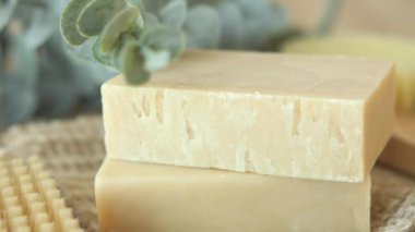 Siyah arka planda ev yapımı doğal sabun çubuğu .