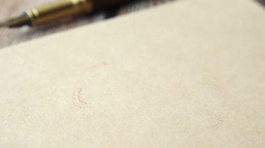 Beyaz kağıda kırmızı acil kelime damgası ,