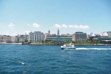 Türkiye istanbul 19 Haziran 2023. Galataport İstanbul. Yürüyen insanlarla Galataport manzarası.