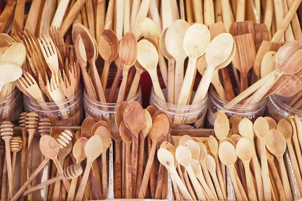 El yapımı ahşap çatal bıçak ve kaşıklardan oluşan güzel bir koleksiyon. Her mutfak için mükemmel.