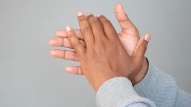 İki el bir araya geliyor anlamlı bir jest Bağlantı ve ahengi simgeliyor